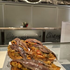 Lubina, Ensalada y Patatas Fritas
