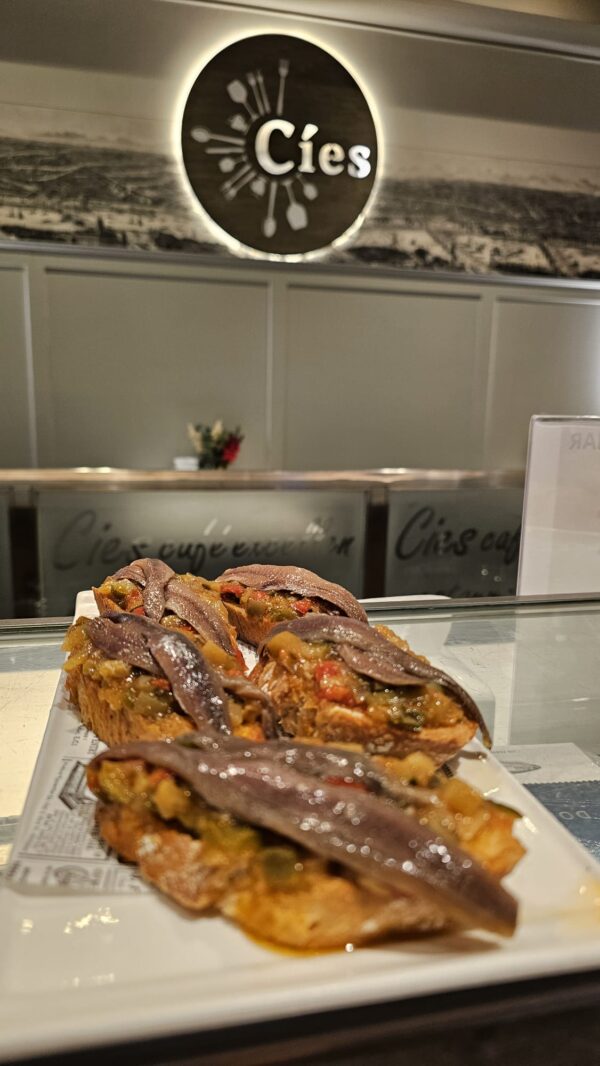 Lubina, Ensalada y Patatas Fritas